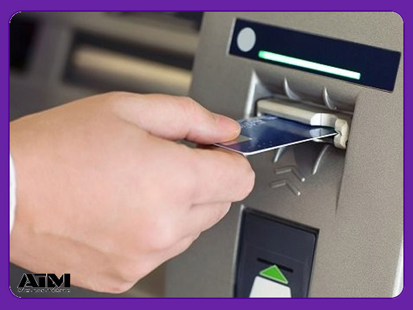 وارد کردن کارت در ATM برای کد گرفتن کارت از عابر بانک